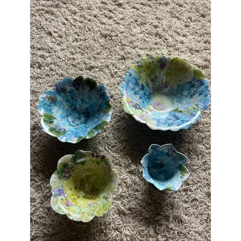 Shabby Chic Set of 4 Flower shaped Melamine Serving Bowls White Multicolor